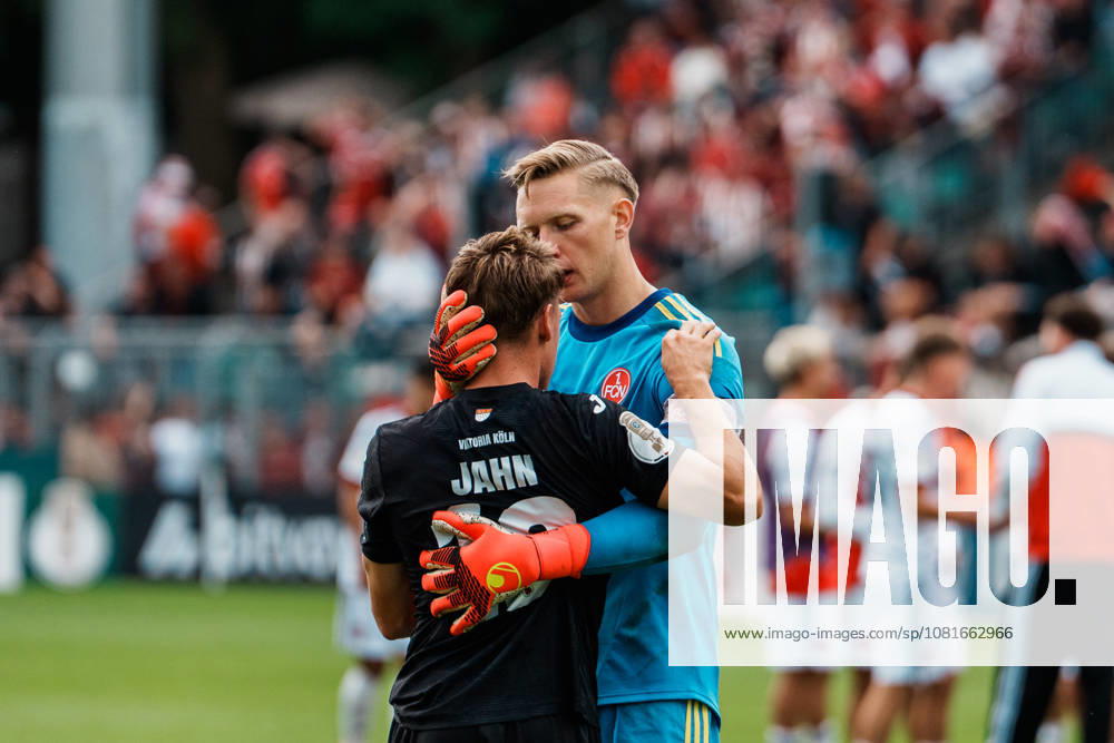 Deutschland, Köln (Sportpark Höhenberg): DFB-Pokal, 1. Runde, FC Viktoria Köln - 1. FC Nürnberg, Jan Reichert (1. FC Nürnberg, 1) tröstet Niklas Jahn (FC Viktoria Köln, 16) nach Elfmeterschießen, verschossen, Emotionen, Trauer