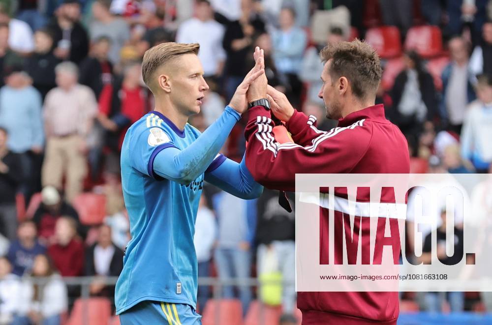 Fussball - Saison 2026 2027 - DFB Pokal Vereinspokal - 01. Runde: Viktoria Köln - 1. FC Nürnberg Nuernberg FCN ( Club ) - Sportfoto Zink DaMa - - regulations prohibit any use of photographs as image sequences and or quasi-video - Jubel Freude nach Spielende - Jan Reichert (1, 1. FC Nürnberg FCN ) Miroslav Miro Klose ( Trainer 1. FC Nürnberg FCN ) umarmen sich