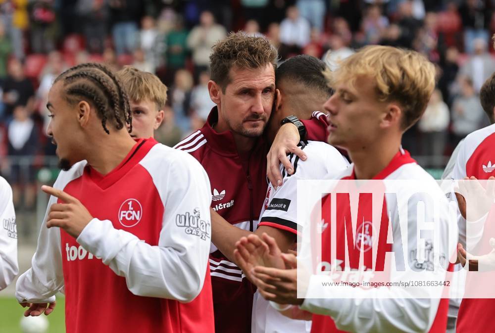 Fussball - Saison 2026 2027 - DFB Pokal Vereinspokal - 01. Runde: Viktoria Köln - 1. FC Nürnberg Nuernberg FCN ( Club ) - Sportfoto Zink DaMa - - regulations prohibit any use of photographs as image sequences and or quasi-video - Jubel Freude nach Spielende - Miroslav Miro Klose ( Trainer 1. FC Nürnberg FCN ) tröstet Ioannis Masouras (21, 1. FC Nürnberg FCN )