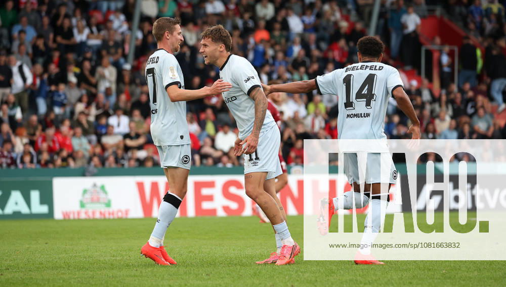 2026.08.22, Deutschland, Aspach Fußball SG Sonnenhof Großaspach vs. Arminia Bielefeld, Jubel über das Tor zum 1:2, v.l. Arne Sicker, Torschütze Joel Grodowski, Monju Thaddäus Momuluh (Bielöefeld)
