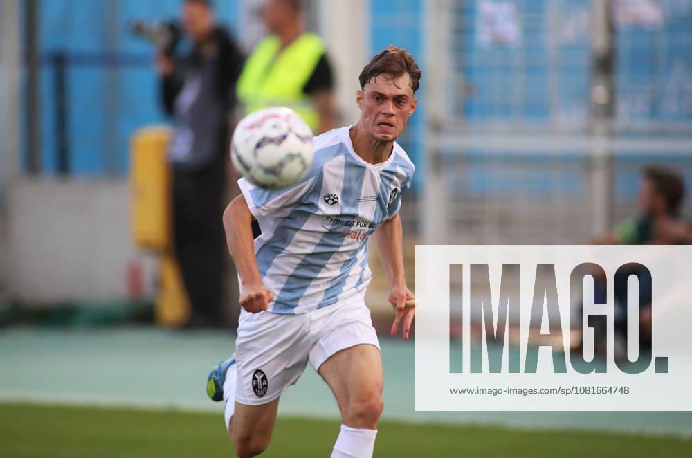 Fussball, Herren, DFB-Pokal, 1.Hauptrunde, Saison 2026 2027, TSV 1860 München - Holstein Kiel, Grünwalder Stadion Emre Erdogan (TSV 1860 München) mit Blick auf den Ball, Angriff im Laufen