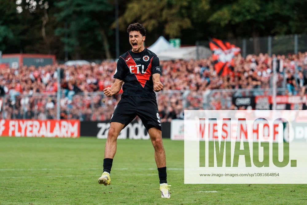 Deutschland, Köln (Sportpark Höhenberg): DFB-Pokal, 1. Runde, FC Viktoria Köln - 1. FC Nürnberg, Jubel Jakob Sachse (FC Viktoria Köln, 9) nach Elfmeter Tor, Emotionen