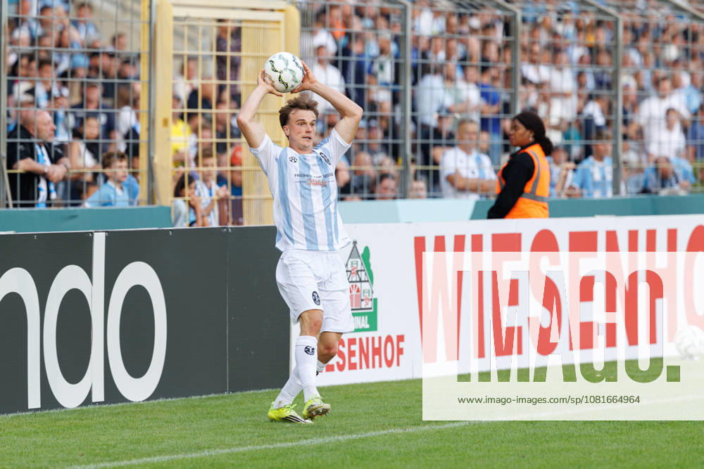 Julian Bell (2, TSV 1860 München) beim Spiel zwischen TSV 1860 München v Holstein Kiel, Fussball, Herren, Dfb Pokal, 2026 2027, 1.Runde am 22.08.2026 in München, Städtisches Stadion an der Grünwalder Straße. Bayern Deutschland