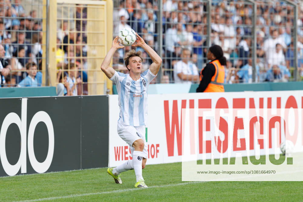 Julian Bell (2, TSV 1860 München) beim Spiel zwischen TSV 1860 München v Holstein Kiel, Fussball, Herren, Dfb Pokal, 2026 2027, 1.Runde am 22.08.2026 in München, Städtisches Stadion an der Grünwalder Straße. Bayern Deutschland