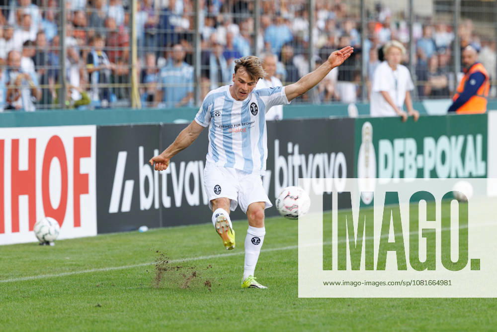 Julian Bell (2, TSV 1860 München) beim Spiel zwischen TSV 1860 München v Holstein Kiel, Fussball, Herren, Dfb Pokal, 2026 2027, 1.Runde am 22.08.2026 in München, Städtisches Stadion an der Grünwalder Straße. Bayern Deutschland