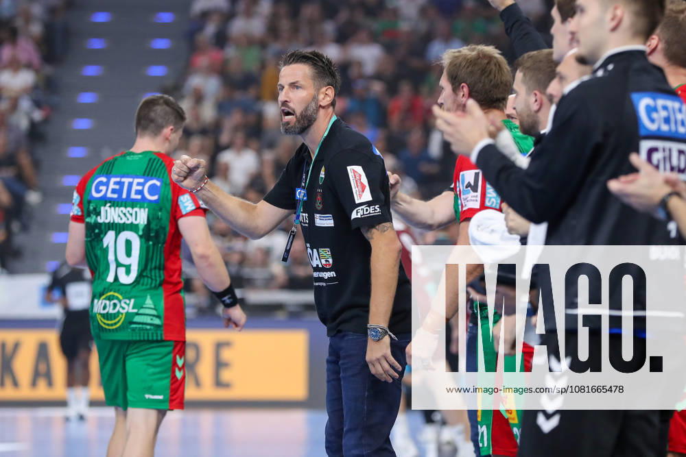 Handball - Rexel Super-Cup, SC Magdeburg - Füchse Berlin, v.l. Bennet Wiegert (Magdeburg, Trainer) Jubel, Torjubel, jubelt ueber das Tor, celebrate the goal, celebration München