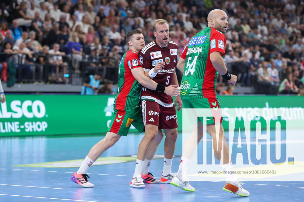 Handball - Rexel Super-Cup, SC Magdeburg - Füchse Berlin, v.l. Elvar Oern Jonsson (Magdeburg, 19), Max Darj (Berlin, 5) Zweikampf, Duell, Kampf, tackle München