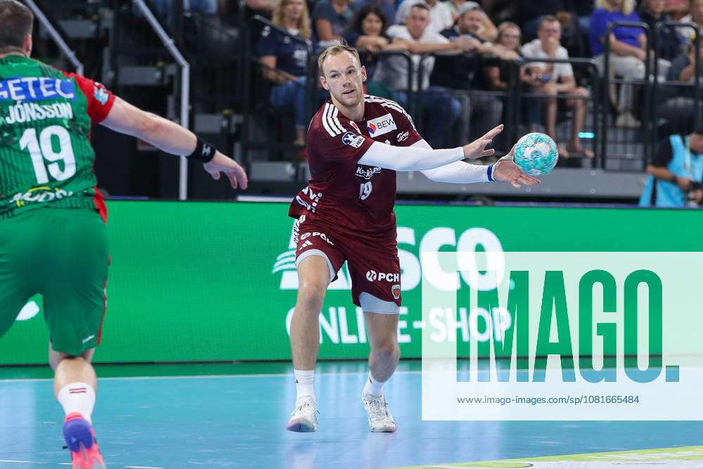 Handball - Rexel Super-Cup, SC Magdeburg - Füchse Berlin, v.l. Elvar Oern Jonsson (Magdeburg, 19) am Ball, plays the ball München