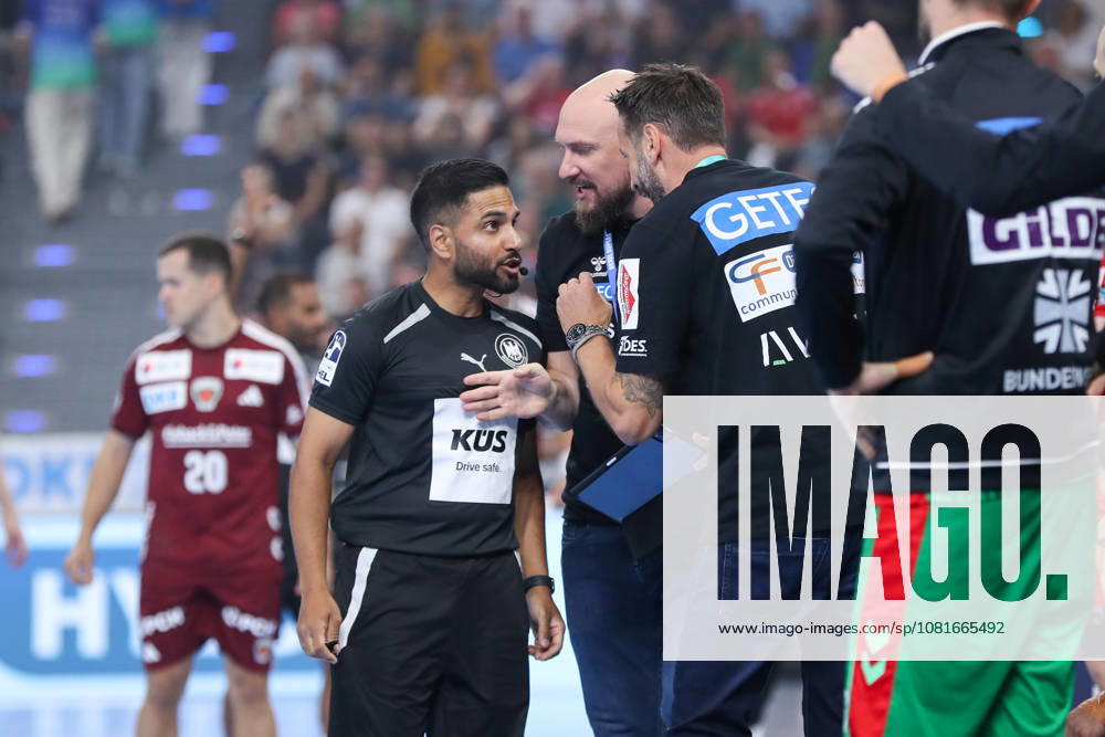Handball - Rexel Super-Cup, SC Magdeburg - Füchse Berlin, v.l. Yves Grafenhorst (Magdeburg, Co-Trainer) und Bennet Wiegert (Magdeburg, Trainer) diskutieren mit Schiedsrichter, Schiri, referee München
