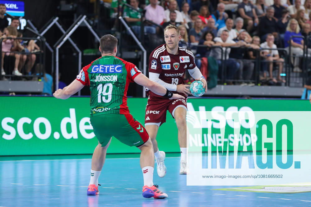 Handball - Rexel Super-Cup, SC Magdeburg - Füchse Berlin, v.l. Elvar Oern Jonsson (Magdeburg, 19), Mathias Gidsel (Berlin, 19) Zweikampf, Duell, Kampf, tackle München
