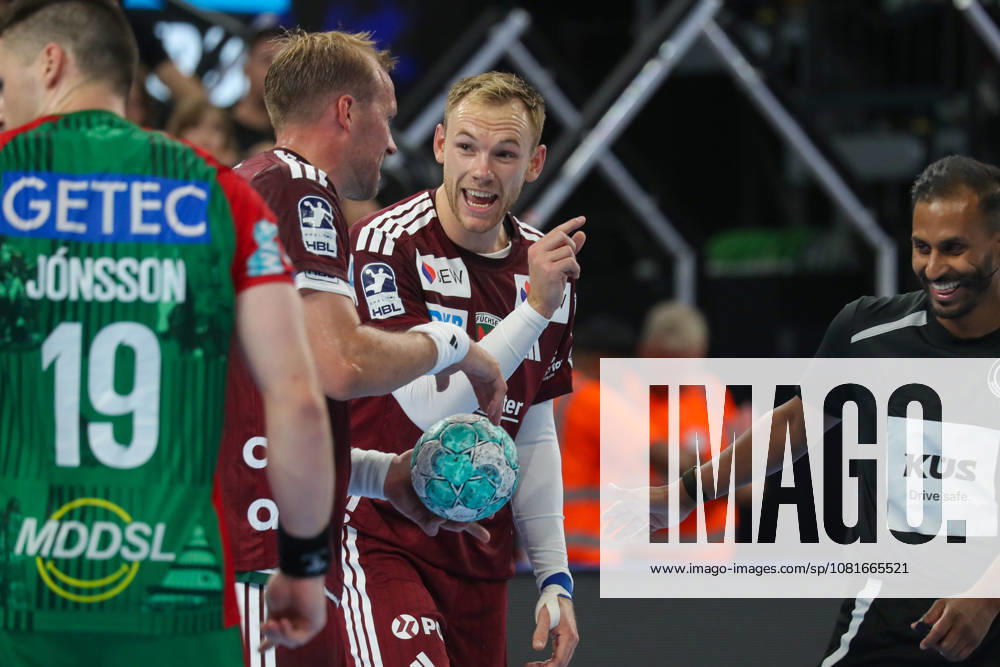 Handball - Rexel Super-Cup, SC Magdeburg - Füchse Berlin, v.l. Max Darj (Berlin, 5), Mathias Gidsel (Berlin, 19) diskutieren München
