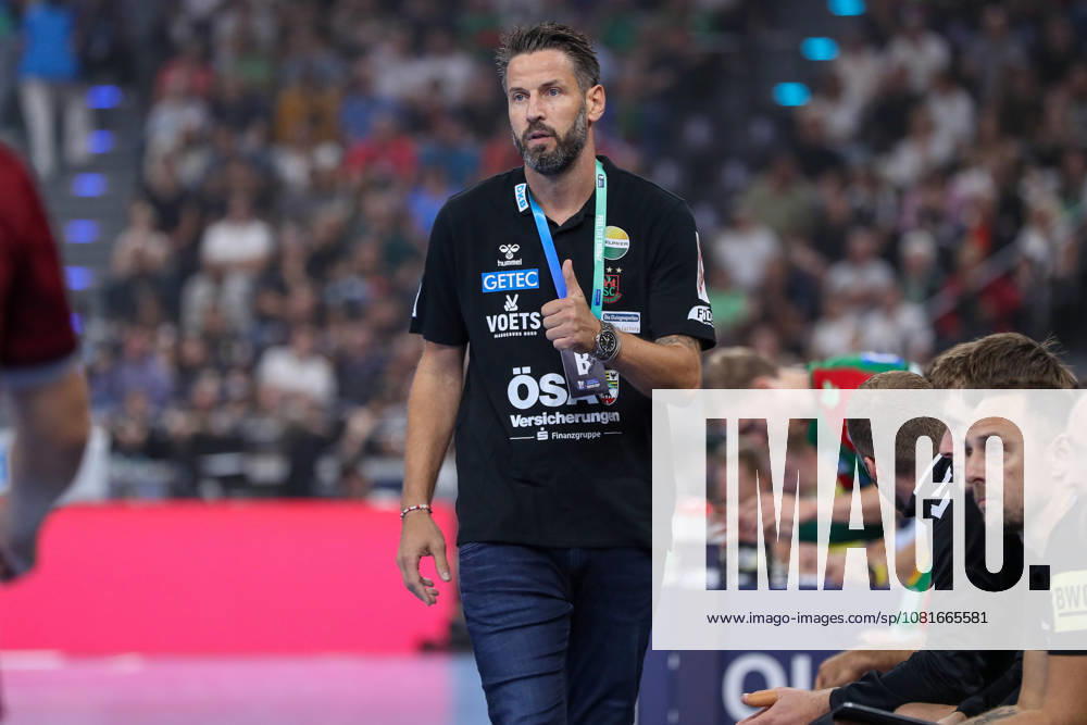 Handball - Rexel Super-Cup, SC Magdeburg - Füchse Berlin, v.l. Bennet Wiegert (Magdeburg, Trainer) gibt Anweisungen, gestikuliert mit den Armen, gesticulate, gives instructions München