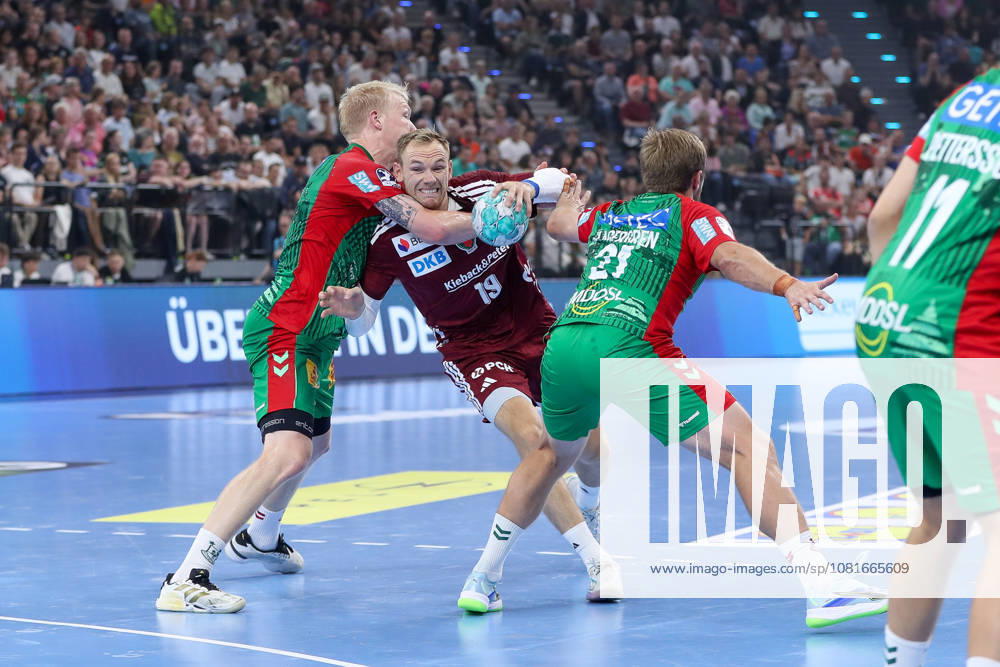 Handball - Rexel Super-Cup, SC Magdeburg - Füchse Berlin, v.l. Magnus Saugstrup (Magdeburg, 23) Mathias Gidsel (Berlin, 19) , Zweikampf, Duell, Kampf, tackle München