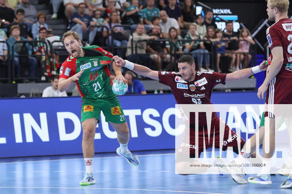 Handball, Rexel Supercup 2026, SC Magdeburg - Füchse Berlin, v.l. Albin Lagergren (Magdeburg, 21) Mijajlo Marsenic (Berlin, 93) Zweikampf, Duell, Kampf, tackle München