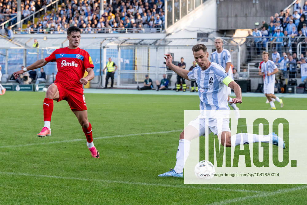 Dennis Dressel (, TSV 1860 Muenchen, 14) klaert im eigenen Strafraum vor Guillermo Balzi (Holstein Kiel, 08) GER, TSV 1860 Muenchen vs. Holstein Kiel, Fussball, DFB-Pokal, 1. Runde, Saison 2026 2027, 22.08.2026. . Foto: HMB Media Heike Feiner