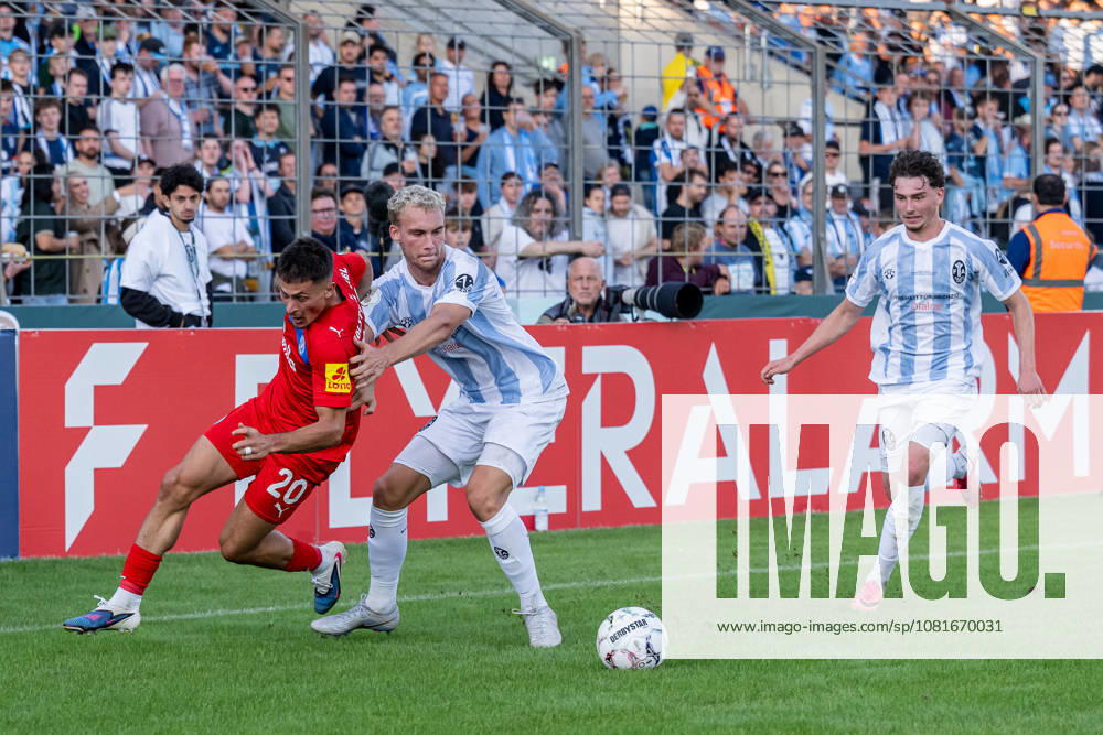 Kampf um den Ball Zweikampf zwischen Kampf um den Ball Zweikampf zwischen Lasse Fassmann (TSV 1860 Muenchen, 33) und Adrian Kapralik (Holstein Kiel, 20), dahinter Lance Fiedler (, TSV 1860 Muenchen, 47) GER, TSV 1860 Muenchen vs. Holstein Kiel, Fussball, DFB-Pokal, 1. Runde, Saison 2026 2027, 22.08.2026. . Foto: HMB Media Heike Feiner