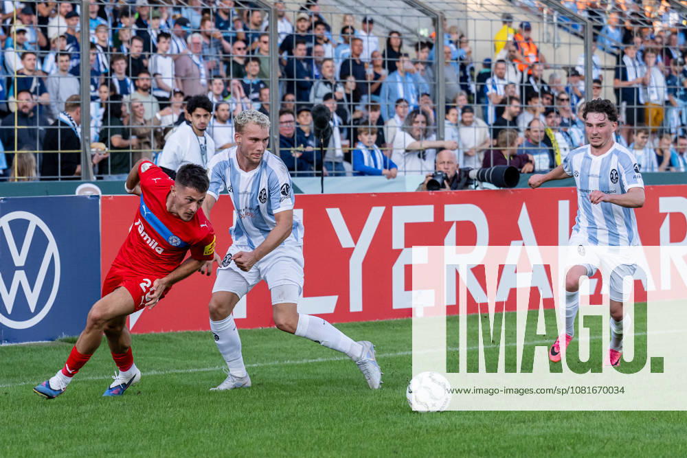 Kampf um den Ball Zweikampf zwischen Kampf um den Ball Zweikampf zwischen Lasse Fassmann (TSV 1860 Muenchen, 33) und Adrian Kapralik (Holstein Kiel, 20), dahinter Lance Fiedler (, TSV 1860 Muenchen, 47) GER, TSV 1860 Muenchen vs. Holstein Kiel, Fussball, DFB-Pokal, 1. Runde, Saison 2026 2027, 22.08.2026. . Foto: HMB Media Heike Feiner