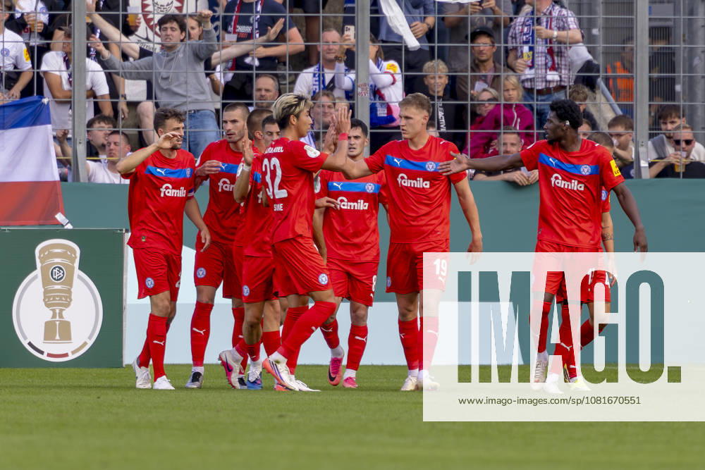 München, Deutschland 22. August 2026: DFB-Pokal - 2026 2027 - 1. Runde - TSV 1860 München gegen Holstein Kiel Im Bild: in der Traube Torschütze Phil Harres(Kiel) jubelt nach seinem Tor zum 0:1 mit seinen Mannschaftskollegen, DFB DFL regulations prohibit any use of photographs as image sequences and or quasi-video Grünwalder Stadion Bayern