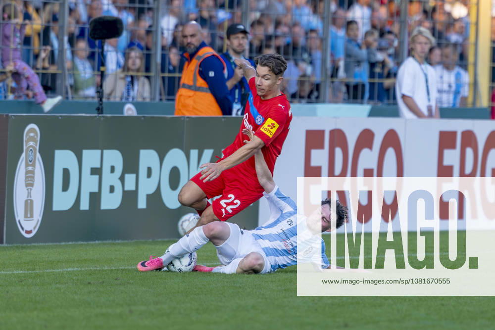 München, Deutschland 22. August 2026: DFB-Pokal - 2026 2027 - 1. Runde - TSV 1860 München gegen Holstein Kiel Im Bild: v. li. im Zweikampf Moritz Reimers (Kiel) und Lance Fiedler (TSV) DFB DFL regulations prohibit any use of photographs as image sequences and or quasi-video Grünwalder Stadion Bayern