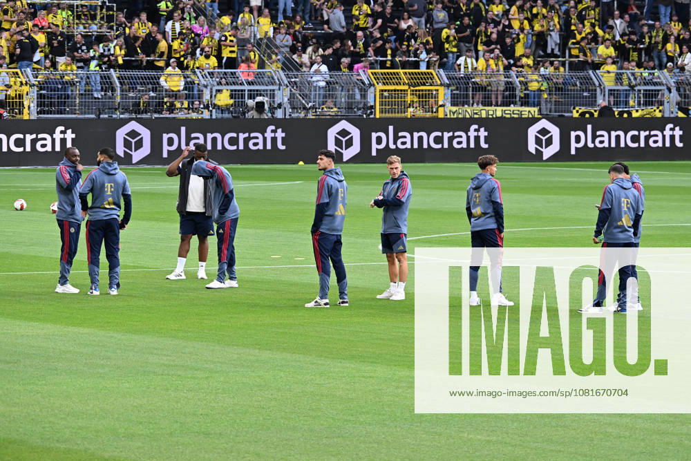 Fussball Franz Beckenbauer Supercup 2026, Borussia Dortmund - FC Bayern München v.l. Platzbegehung vor dem Spiel Dortmund