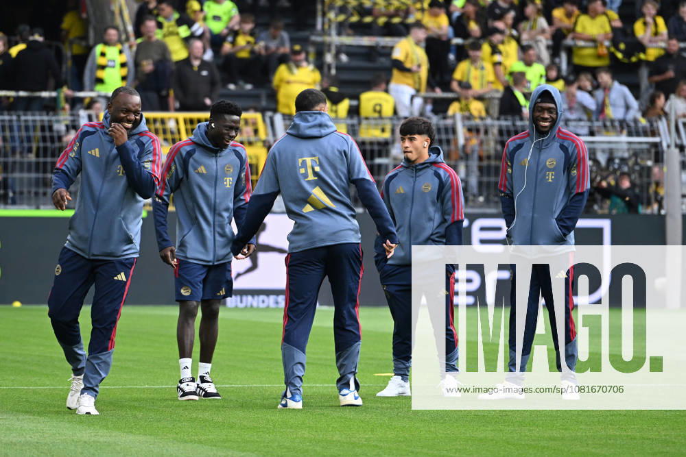 Fussball Franz Beckenbauer Supercup 2026, Borussia Dortmund - FC Bayern München v.l. Platzbegehung vor dem Spiel Dortmund