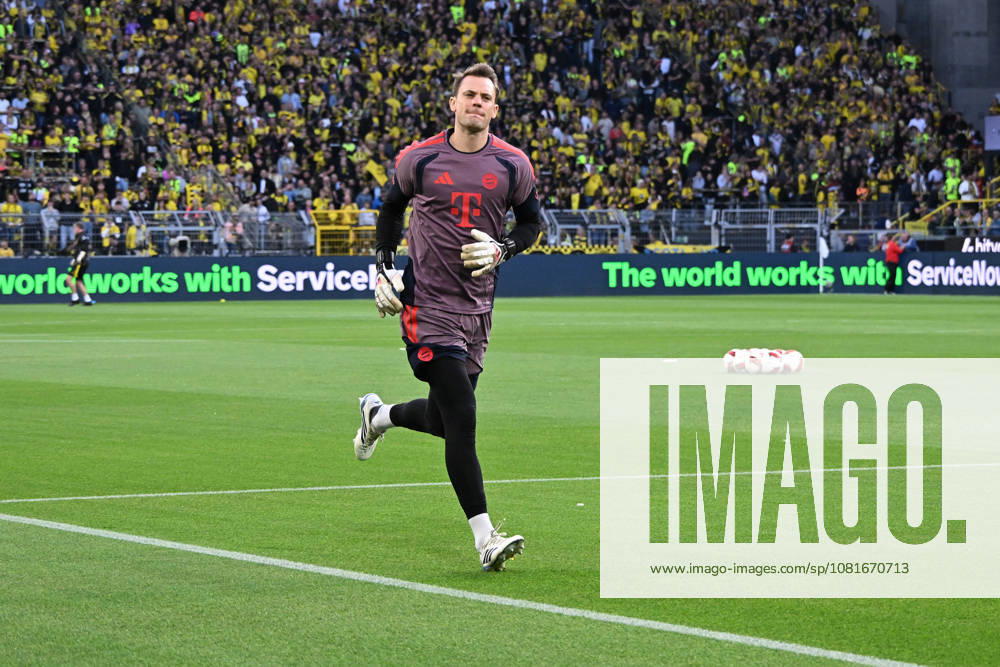 Fussball Franz Beckenbauer Supercup 2026, Borussia Dortmund - FC Bayern München v.l. Warmup warm up Aufwärmen aufwärmen vor dem Spiel Manuel Neuer (FC Bayern Muenchen) Dortmund