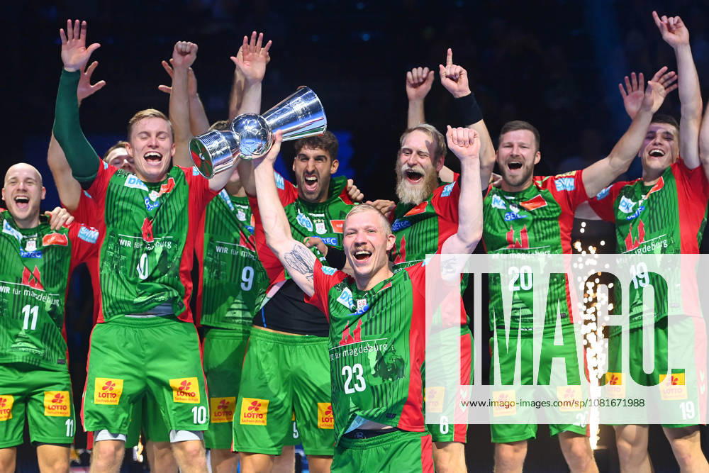 Siegerehrung:Magnus SAUGSTRUP (SC Magdeburg) mit Pokal,Cup,Trophaee,Spieler, Teamfoto,Team,Mannschaft,Mannschaftsfoto. Jubel,Freude,Begeisterung, Handball Rexel Super Cup 2026 der Maenner SC Magdeburg vs. Fuechse Berlin 38-30 am 22.08.2026 SAP GARDEN Muenchen.