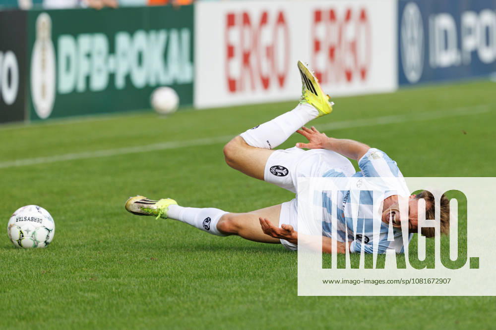 Julian Bell (2, TSV 1860 München) beim Spiel zwischen TSV 1860 München v Holstein Kiel, Fussball, Herren, Dfb Pokal, 2026 2027, 1.Runde am 22.08.2026 in München, Städtisches Stadion an der Grünwalder Straße. Bayern Deutschland