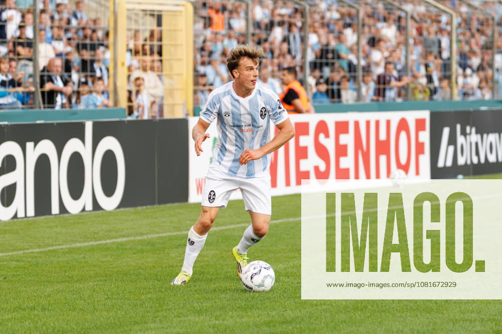 Julian Bell (2, TSV 1860 München) beim Spiel zwischen TSV 1860 München v Holstein Kiel, Fussball, Herren, Dfb Pokal, 2026 2027, 1.Runde am 22.08.2026 in München, Städtisches Stadion an der Grünwalder Straße. Bayern Deutschland