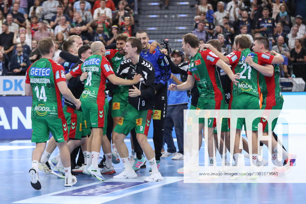 Handball, Rexel Supercup 2026, SC Magdeburg - Füchse Berlin, v.l. Magdeburg Jubel ueber den Sieg, Jubel nach Spielende München