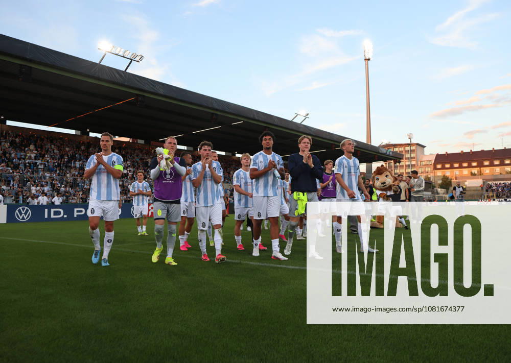 Fussball, Herren, DFB-Pokal, 1.Hauptrunde, Saison 2026 2027, TSV 1860 München - Holstein Kiel, Grünwalder Stadion Die Mannschaft des TSV 1860 München zusammen nach dem Spiel auf der Ehrenrunde zu den Fans in der Westkurve