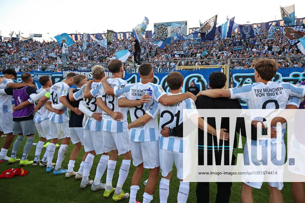 Fussball, Herren, DFB-Pokal, 1.Hauptrunde, Saison 2026 2027, TSV 1860 München - Holstein Kiel, Grünwalder Stadion Die Mannschaft des TSV 1860 München zusammen nach dem Spiel bei den Fans in der Westkurve, TSV 1860 München ,Ultras