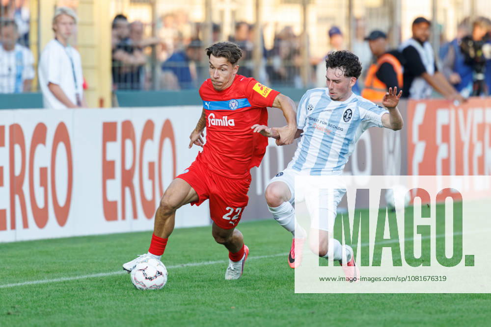 Moritz Reimers (22, Holstein Kiel) und Lance Fiedler (47, TSV 1860 München) beim Spiel zwischen TSV 1860 München v Holstein Kiel, Fussball, Herren, Dfb Pokal, 2026 2027, 1.Runde am 22.08.2026 in München, Städtisches Stadion an der Grünwalder Straße. Bayern Deutschland
