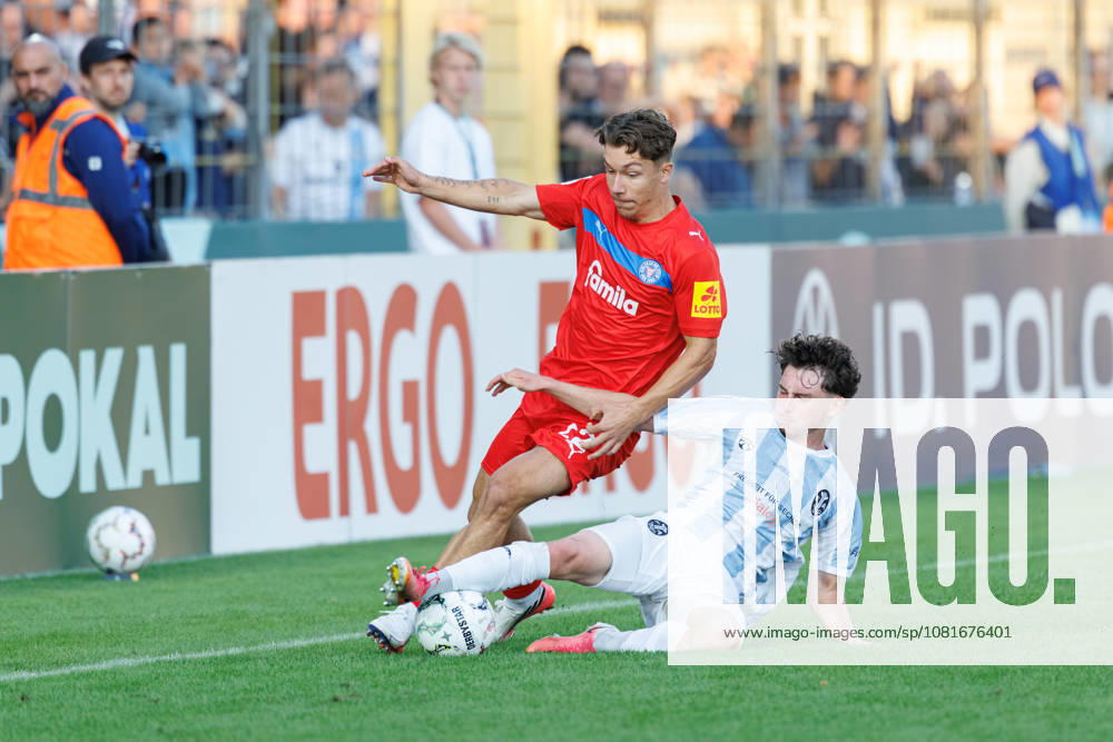 Moritz Reimers (22, Holstein Kiel) und Lance Fiedler (47, TSV 1860 München) beim Spiel zwischen TSV 1860 München v Holstein Kiel, Fussball, Herren, Dfb Pokal, 2026 2027, 1.Runde am 22.08.2026 in München, Städtisches Stadion an der Grünwalder Straße. Bayern Deutschland