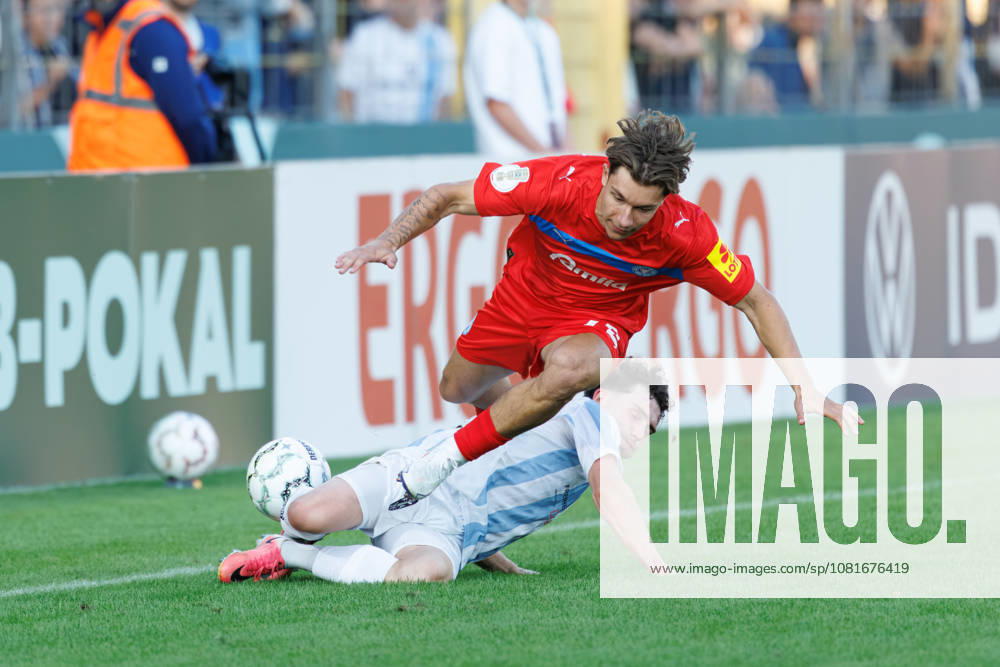 Moritz Reimers (22, Holstein Kiel) und Lance Fiedler (47, TSV 1860 München) beim Spiel zwischen TSV 1860 München v Holstein Kiel, Fussball, Herren, Dfb Pokal, 2026 2027, 1.Runde am 22.08.2026 in München, Städtisches Stadion an der Grünwalder Straße. Bayern Deutschland
