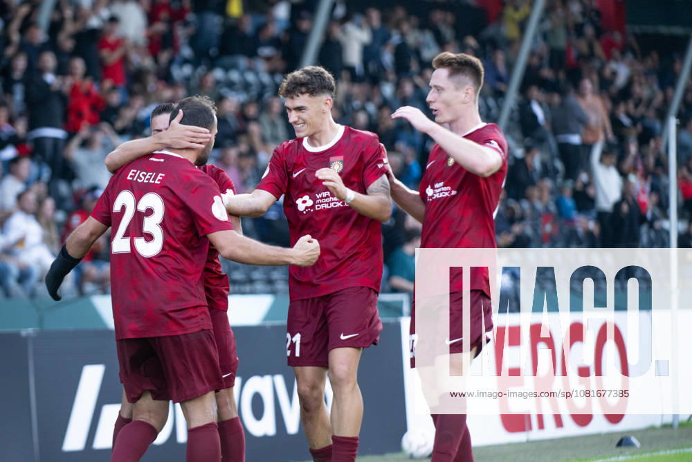 Fabian Eisele (SG Sonnenhof Grossaspach, 23), erzielt per Elfmeter den 2:2 Ausgleichstreffer, , Freude bei Luca Damiano Molinari (SG Sonnenhof Grossaspach, 21), SG Sonnenhof Grossaspach vs. Arminia Bielefeld, Fussball, GER, DFB Pokal, 1. Runde, Saison 2026 2027, 22.08.2026, Eibner-Pressefoto Andreas Ulmer SG Sonnenhof Grossaspach vs. Arminia Bielefeld, Fussball, GER, DFB Pokal, 1. Runde, Saison 2026 2027, 22.08.2026, Aspach