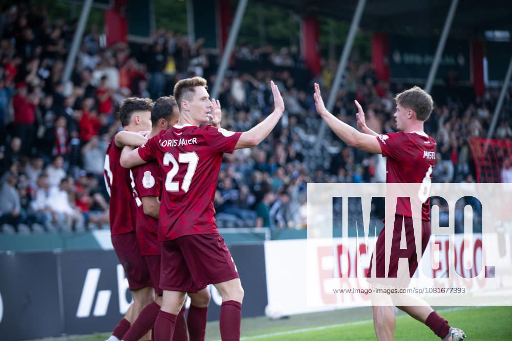Fabian Eisele (SG Sonnenhof Grossaspach, 23), erzielt per Elfmeter den 2:2 Ausgleichstreffer, , Freude bei Luca Damiano Molinari (SG Sonnenhof Grossaspach, 21) und Loris Maier (SG Sonnenhof Grossaspach, 27), SG Sonnenhof Grossaspach vs. Arminia Bielefeld, Fussball, GER, DFB Pokal, 1. Runde, Saison 2026 2027, 22.08.2026, Eibner-Pressefoto Andreas Ulmer SG Sonnenhof Grossaspach vs. Arminia Bielefeld, Fussball, GER, DFB Pokal, 1. Runde, Saison 2026 2027, 22.08.2026, Aspach