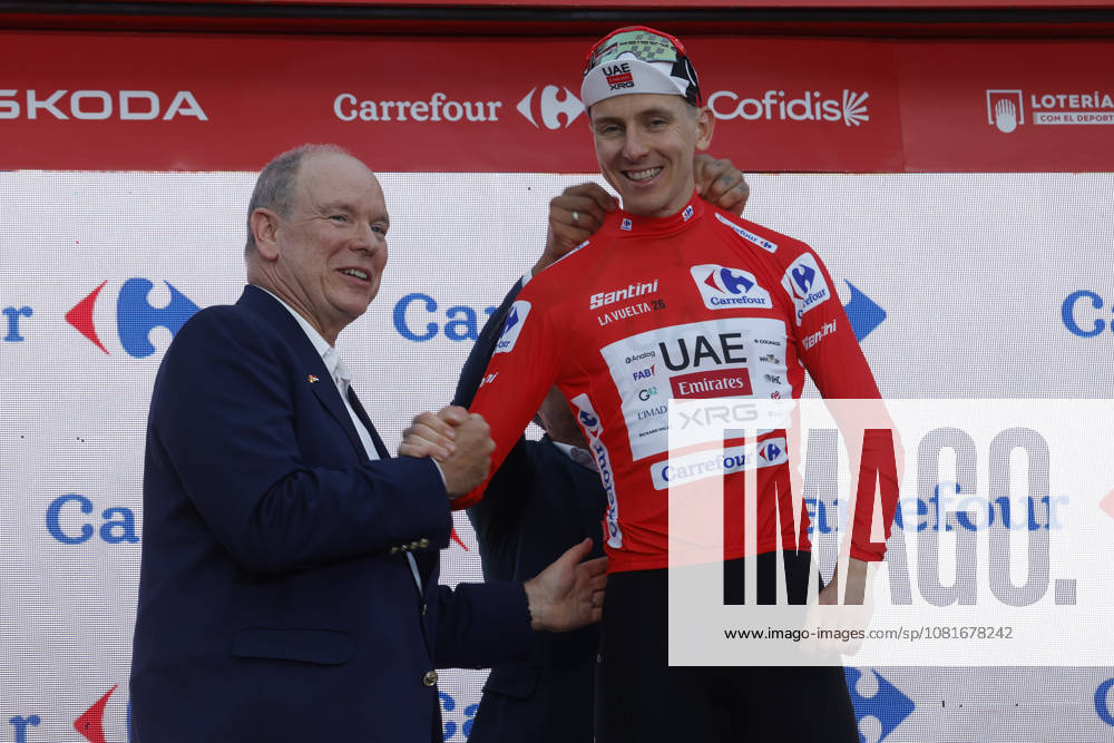 Slovene rider Tadej Pogacar (UAE Emirates) greets Monaco s Prince Albert (L) at the podium after winning Tour of Spain s first stage, a 9.4 kilometers time trial in Monaco, 22 August 2026. First stage. Time trial in Monaco (9.4 km) !ACHTUNG: NUR REDAKTIONELLE NUTZUNG!