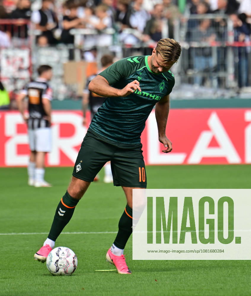 GER Fußball, Männer,DFB Pokal, 1.Runde Saison 2026 2027, Hamburg, Lüneburger SK vs Werder Bremen Niclas Füllkrug (Werder 10) beim Aufwärmen DFB DFL regulations prohibit any use of photographs as image sequences and or quasi-video) Hamburg Millerntorstadion Hamburg Deutschland