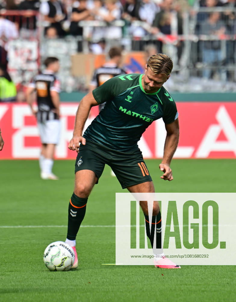 GER Fußball, Männer,DFB Pokal, 1.Runde Saison 2026 2027, Hamburg, Lüneburger SK vs Werder Bremen Niclas Füllkrug (Werder 10) beim Aufwärmen DFB DFL regulations prohibit any use of photographs as image sequences and or quasi-video) Hamburg Millerntorstadion Hamburg Deutschland