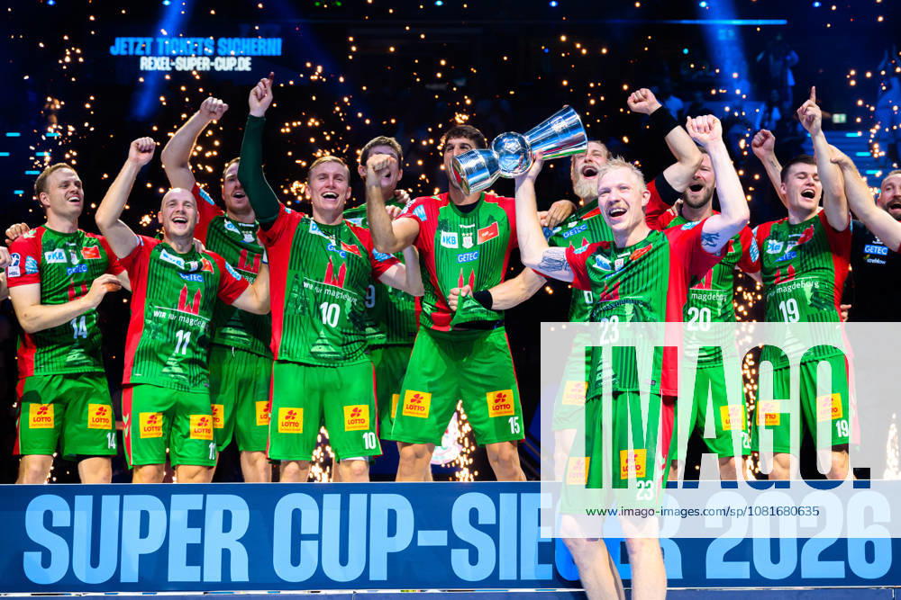 Muenchen: HBL Super Cup 2026 - SC Magdeburg - Fuechse Berlin Magnus Saugstrup Jensen(SC Magdeburg) mit dem Pokal Muenchen SAP Garden Bayern Deutschland