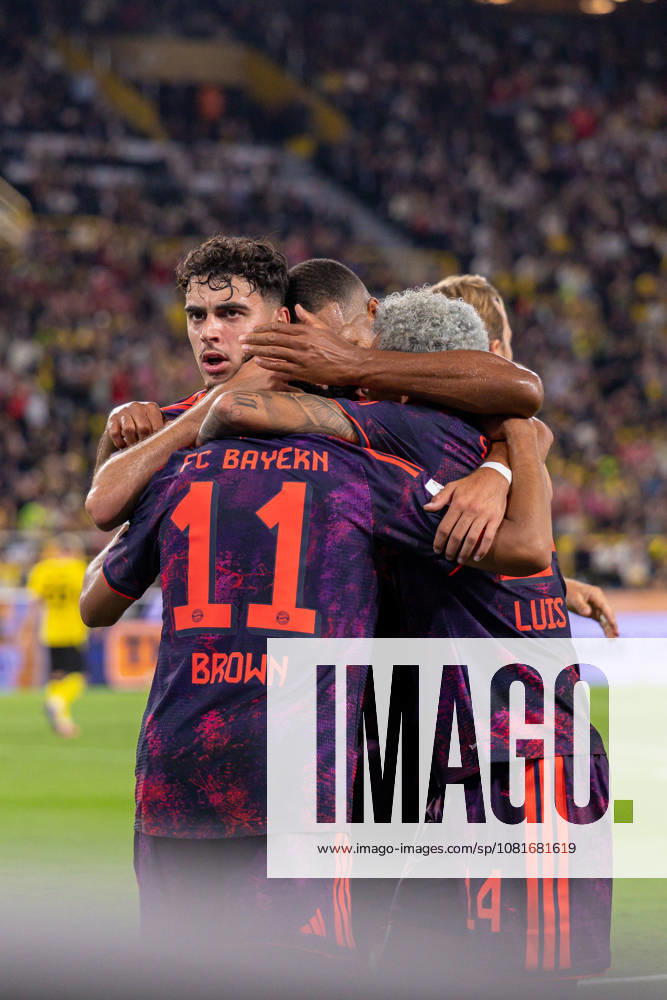 Fussball, Franz Beckenbauer Supercup 2026, Borussia Dortmund - FC Bayern München. Die Spieler des FC Bayern München bejubeln das Tor zum 0:1 durch Nathaniel Brown (FC Bayern München). Dortmund Signal Iduna Park NRW Deutschland xRHR-FOTO DEx