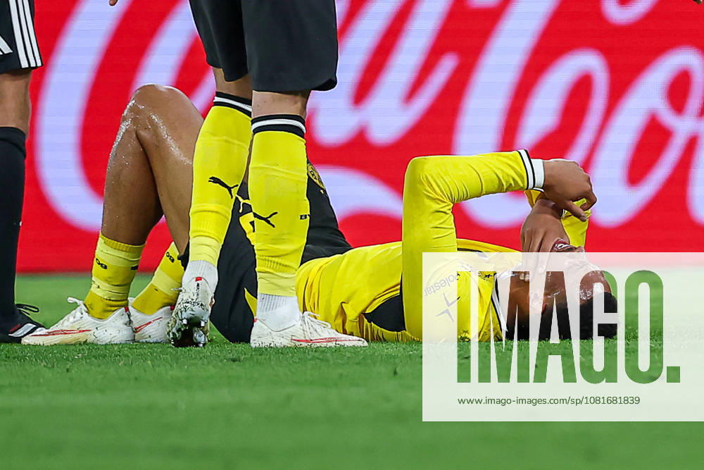 Fußball, Borussia Dortmund - FC Bayern München, Signal Iduna Park, Saison 2026 2027: Felix Nmecha (BVB 08) liegt mit Schmerzen auf dem Spielfeld DFB regulations prohibit any use of photographs as image sequences and or quasi-video. Nordrhein-Westfalen Deutschland