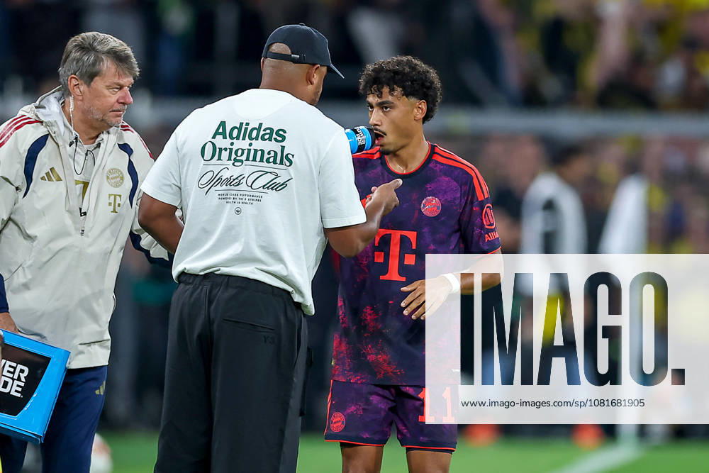 Fußball, Borussia Dortmund - FC Bayern München, Signal Iduna Park, Saison 2026 2027: Torjubel nach dem Tor zum 1.0 durch Torschütze Nathaniel Brown (FC Bayern München 11) zusammen mit Cheftrainer Vincent Kompany (FC Bayern München hc) DFB regulations prohibit any use of photographs as image sequences and or quasi-video. Nordrhein-Westfalen Deutschland
