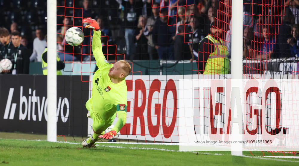 2026.08.22, Deutschland, Aspach Fußball SG Sonnenhof Großaspach vs. Arminia Bielefeld, Maximilian Reule (Großaspach) hält einen Elfmeter