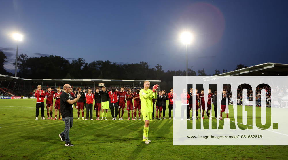 2026.08.22, Deutschland, Aspach Fußball SG Sonnenhof Großaspach vs. Arminia Bielefeld, Maximilian Reule (Großaspach, vorn) jubelt vor der Fankurve