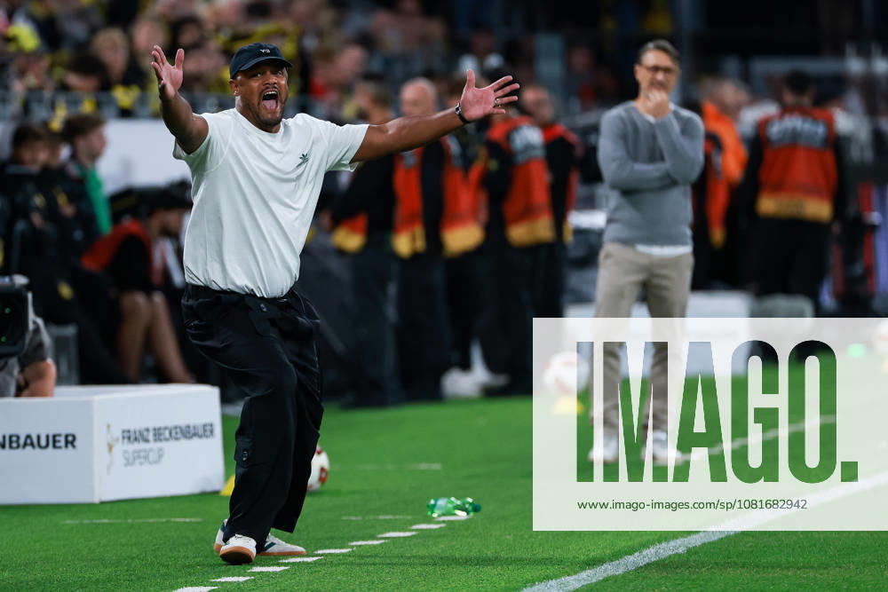 Franz Beckenbauer Supercup 2026 - Borussia Dortmund - FC Bayern München am 22.08.2026 im Signal Iduna Park in Dortmund, Trainer Vincent Kompany (Muenchen) reagiert an der Seitelinie.