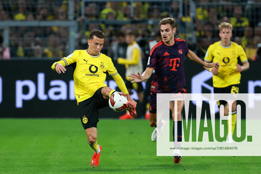 Franz Beckenbauer Supercup 2026 - Borussia Dortmund - FC Bayern München am 22.08.2026 im Signal Iduna Park in Dortmund, Konstantinos Karetsas (Dortmund 19) und Josip Stanisic (Muenchen 44) kämpfen um den Ball.