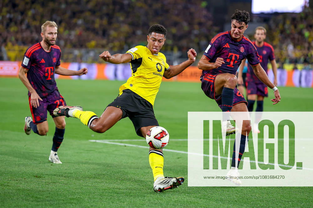 Fußball, Borussia Dortmund - FC Bayern München, Signal Iduna Park, Saison 2026 2027: Jobe Bellingham (BVB 07) im Zweikampf gegen Konrad Laimer (FC Bayern München 27) Aleksandar Pavlovic (FC Bayern München 45) DFB regulations prohibit any use of photographs as image sequences and or quasi-video. Nordrhein-Westfalen Deutschland