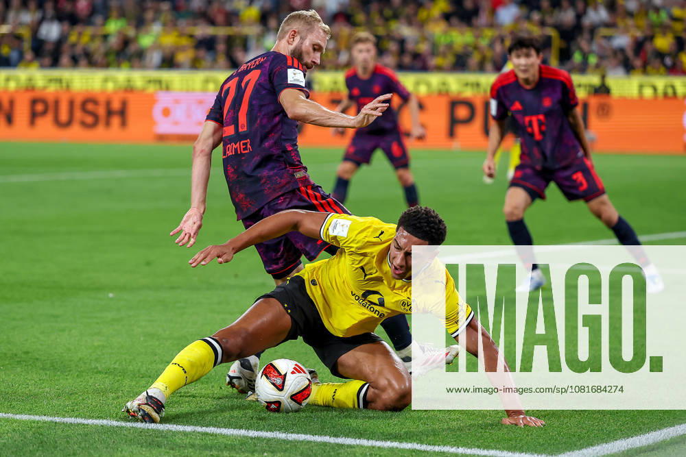 Fußball, Borussia Dortmund - FC Bayern München, Signal Iduna Park, Saison 2026 2027: Jobe Bellingham (BVB 07) im Zweikampf gegen Konrad Laimer (FC Bayern München 27) DFB regulations prohibit any use of photographs as image sequences and or quasi-video. Nordrhein-Westfalen Deutschland